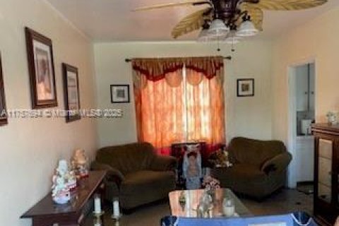 House in Miami, Florida 2 bedrooms, 94.76 sq.m. № 1727018 - photo 13