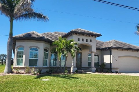 House in Port Charlotte, Florida 4 bedrooms, 237.55 sq.m. № 1572065 - photo 1