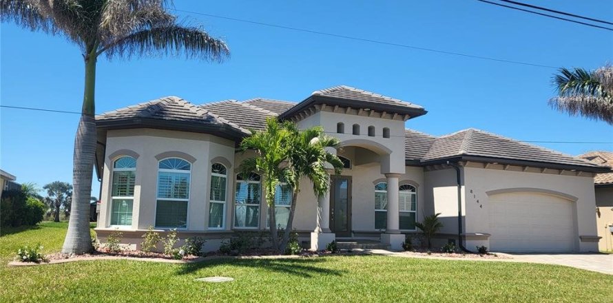 House in Port Charlotte, Florida 4 bedrooms, 237.55 sq.m. № 1572065