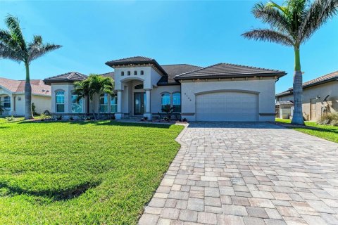 House in Port Charlotte, Florida 4 bedrooms, 237.55 sq.m. № 1572065 - photo 7