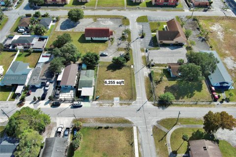 Propiedad comercial en venta en Miami, Florida № 2031501 - foto 13