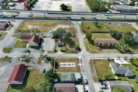 Propiedad comercial en venta en Miami, Florida № 2031501 - foto 4