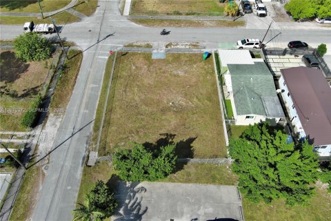 Propiedad comercial en venta en Miami, Florida № 2031501 - foto 5