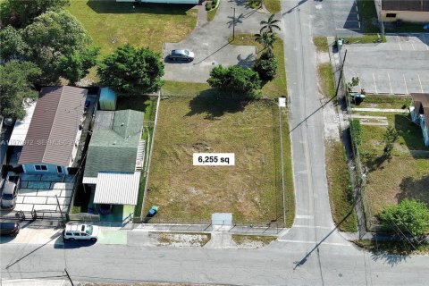 Propiedad comercial en venta en Miami, Florida № 2031501 - foto 12