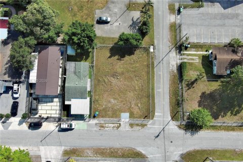 Propiedad comercial en venta en Miami, Florida № 2031501 - foto 10