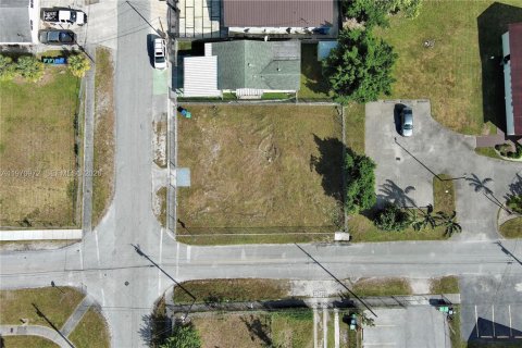 Propiedad comercial en venta en Miami, Florida № 2031501 - foto 9