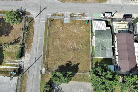 Propiedad comercial en venta en Miami, Florida № 2031501 - foto 6