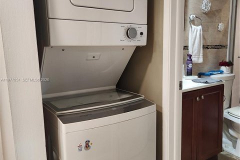 Condo in Miami, Florida, 1 bedroom  № 2041560 - photo 11