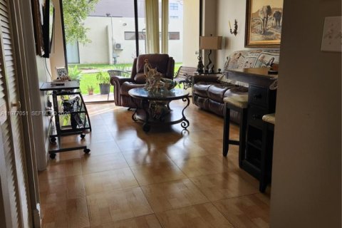 Condo in Miami, Florida, 1 bedroom  № 2041560 - photo 3