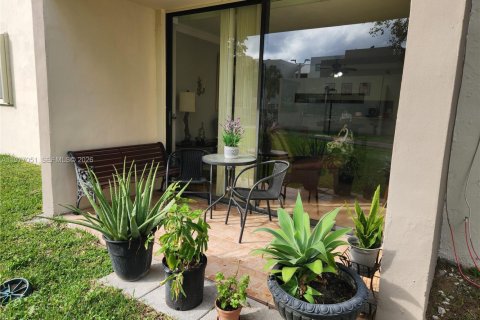 Condo in Miami, Florida, 1 bedroom  № 2041560 - photo 9