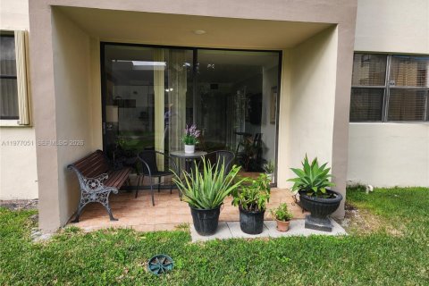 Condo in Miami, Florida, 1 bedroom  № 2041560 - photo 10