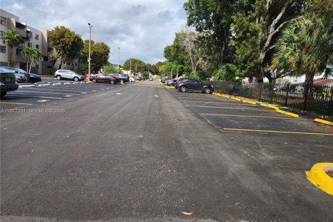 Condo in Miami, Florida, 1 bedroom  № 2041560 - photo 16