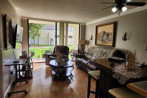 Condo in Miami, Florida, 1 bedroom  № 2041560 - photo 2