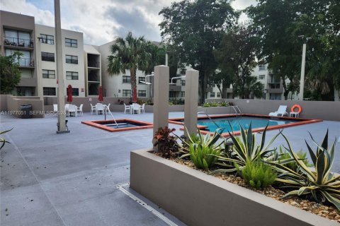 Condo in Miami, Florida, 1 bedroom  № 2041560 - photo 13
