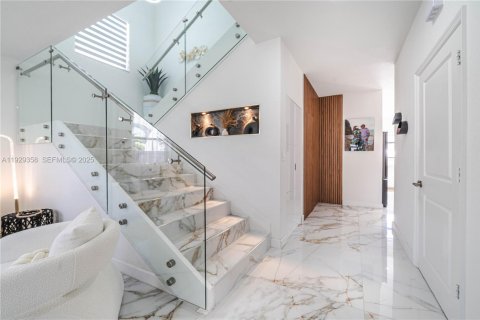Casa en venta en Miami, Florida, 4 dormitorios, 237.83 m2 № 1987621 - foto 9