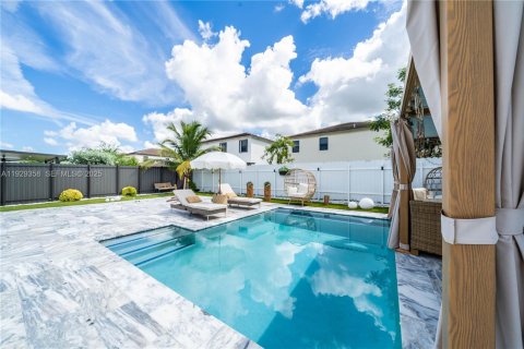 Casa en venta en Miami, Florida, 4 dormitorios, 237.83 m2 № 1987621 - foto 1