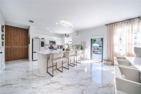 Casa en venta en Miami, Florida, 4 dormitorios, 237.83 m2 № 1987621 - foto 18