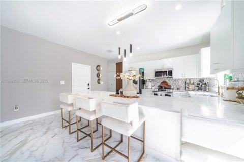 Casa en venta en Miami, Florida, 4 dormitorios, 237.83 m2 № 1987621 - foto 19