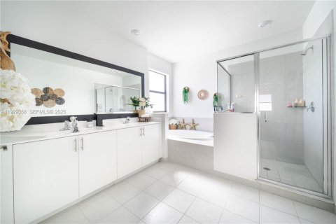 Casa en venta en Miami, Florida, 4 dormitorios, 237.83 m2 № 1987621 - foto 13