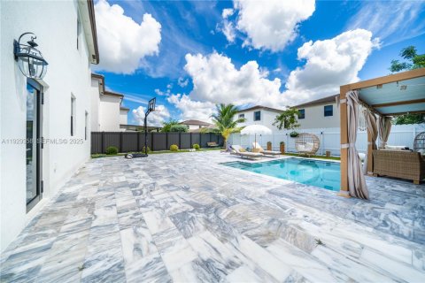 Casa en venta en Miami, Florida, 4 dormitorios, 237.83 m2 № 1987621 - foto 2