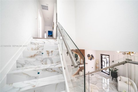 Casa en venta en Miami, Florida, 4 dormitorios, 237.83 m2 № 1987621 - foto 10