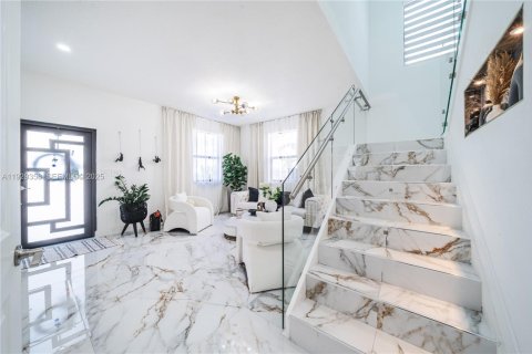 Casa en venta en Miami, Florida, 4 dormitorios, 237.83 m2 № 1987621 - foto 8