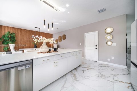Casa en venta en Miami, Florida, 4 dormitorios, 237.83 m2 № 1987621 - foto 15