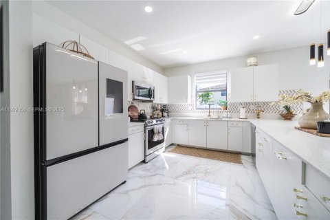 Casa en venta en Miami, Florida, 4 dormitorios, 237.83 m2 № 1987621 - foto 14