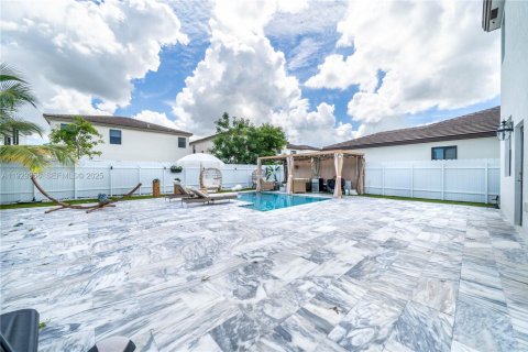 Casa en venta en Miami, Florida, 4 dormitorios, 237.83 m2 № 1987621 - foto 3