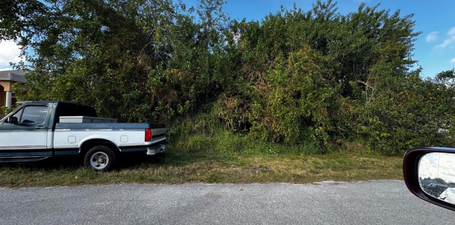 Commercial property in Port St. Lucie, Florida № 2392146