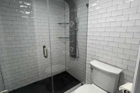 Copropriété à louer à Surfside, Floride: 2 chambres, 95.13 m2 № 1986621 - photo 15