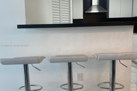 Copropriété à louer à Surfside, Floride: 2 chambres, 95.13 m2 № 1986621 - photo 6