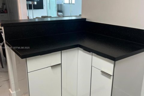 Copropriété à louer à Surfside, Floride: 2 chambres, 95.13 m2 № 1986621 - photo 7