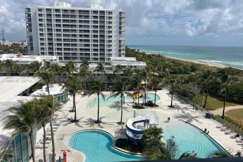 Copropriété à louer à Surfside, Floride: 2 chambres, 95.13 m2 № 1986621 - photo 1