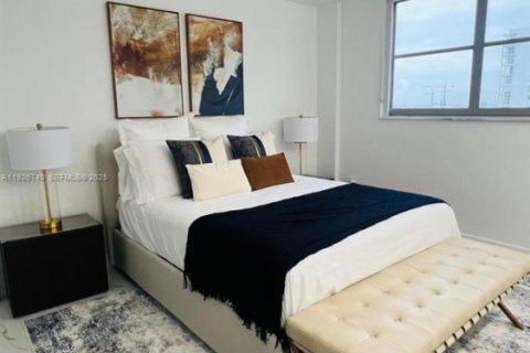 Copropriété à louer à Surfside, Floride: 2 chambres, 95.13 m2 № 1986621 - photo 13