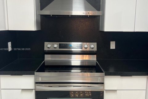 Copropriété à louer à Surfside, Floride: 2 chambres, 95.13 m2 № 1986621 - photo 10