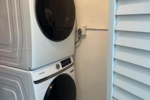 Copropriété à louer à Surfside, Floride: 2 chambres, 95.13 m2 № 1986621 - photo 11