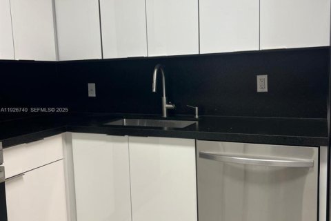 Copropriété à louer à Surfside, Floride: 2 chambres, 95.13 m2 № 1986621 - photo 9