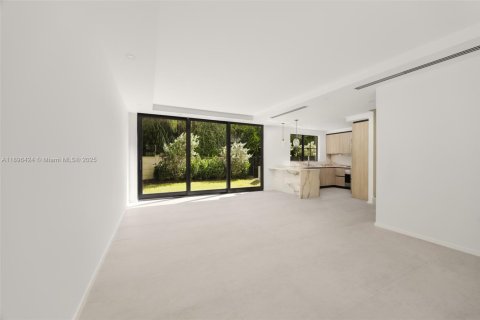 Townhouse in Pinecrest, Florida 4 bedrooms, 265.51 sq.m. № 1948303 - photo 3