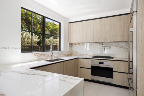 Townhouse in Pinecrest, Florida 4 bedrooms, 265.51 sq.m. № 1948303 - photo 10