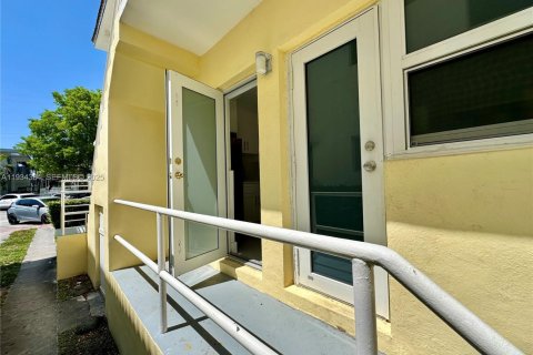 Снять в аренду квартиру в Майами-Бич, Флорида 1 спальня, 74.32м2, № 1992684 - фото 18