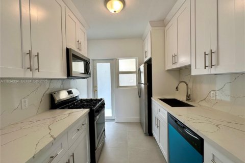 Снять в аренду квартиру в Майами-Бич, Флорида 1 спальня, 74.32м2, № 1992684 - фото 6