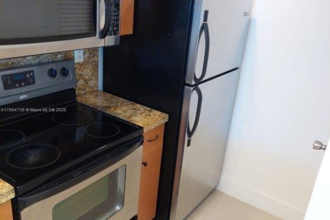 Condo in Miami Beach, Florida, 1 bedroom  № 1955165 - photo 3