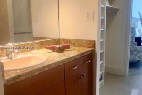 Condo in Miami Beach, Florida, 1 bedroom  № 1955165 - photo 27