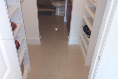 Condo in Miami Beach, Florida, 1 bedroom  № 1955165 - photo 12