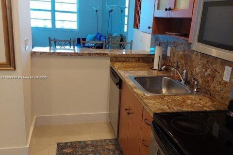 Condo in Miami Beach, Florida, 1 bedroom  № 1955165 - photo 25