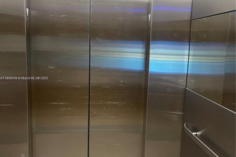 Condo in Miami Beach, Florida, 1 bedroom  № 1955165 - photo 15