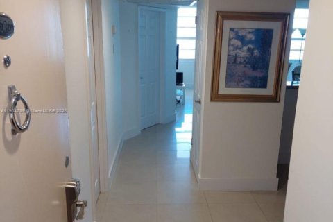 Condo in Miami Beach, Florida, 1 bedroom  № 1955165 - photo 2