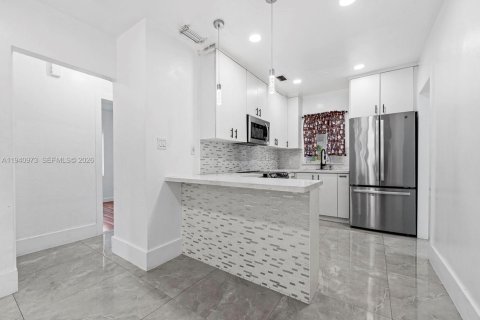 Commercial property in Miami, Florida 107.77 sq.m. № 2088641 - photo 7