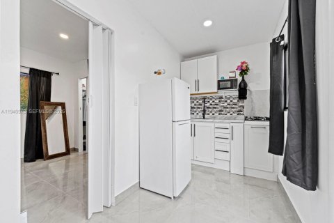 Commercial property in Miami, Florida 107.77 sq.m. № 2088641 - photo 24
